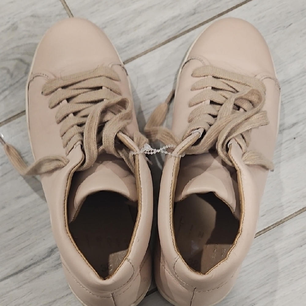 Linder Women's Cream Sneakers
